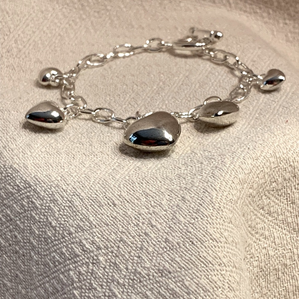 FINAL PRICE! Silver Tone Puffy Hearts Charms Bracelet. NEW!